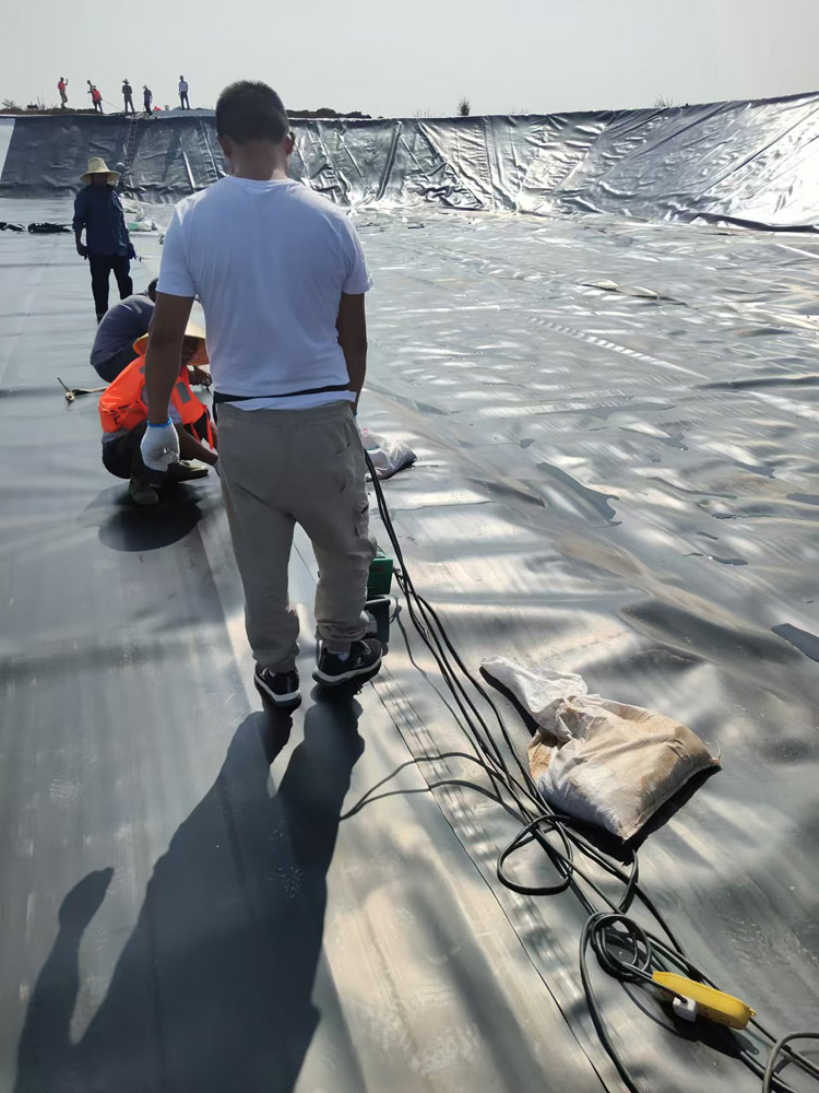 內(nèi)蒙蓄水池使用HDPE土工膜